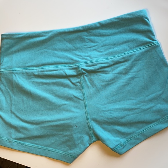 ✨SOLD✨TNA Spandex Shorts - Picture 4 of 5